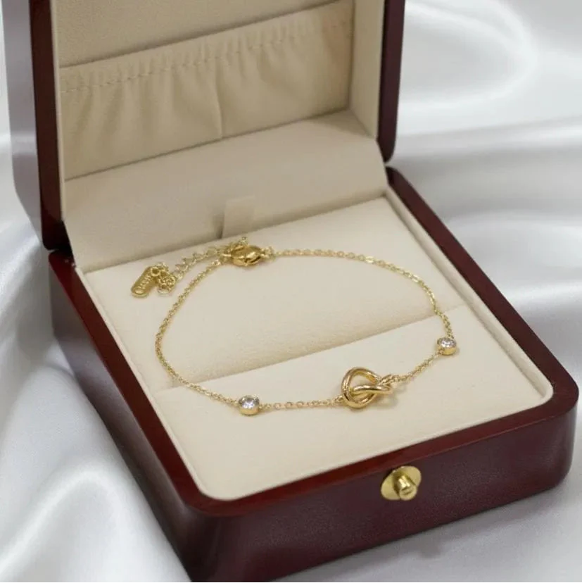 Gold Plated Chain Bracelet Featuring A Knot Motif